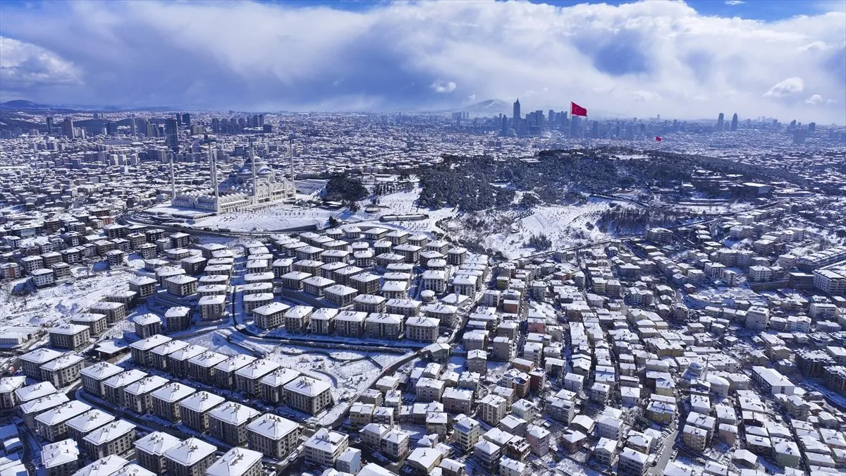 AKOM: İstanbul'un kuzey bölgelerinde kar kalınlığı 30-40 santimetreye ulaştı