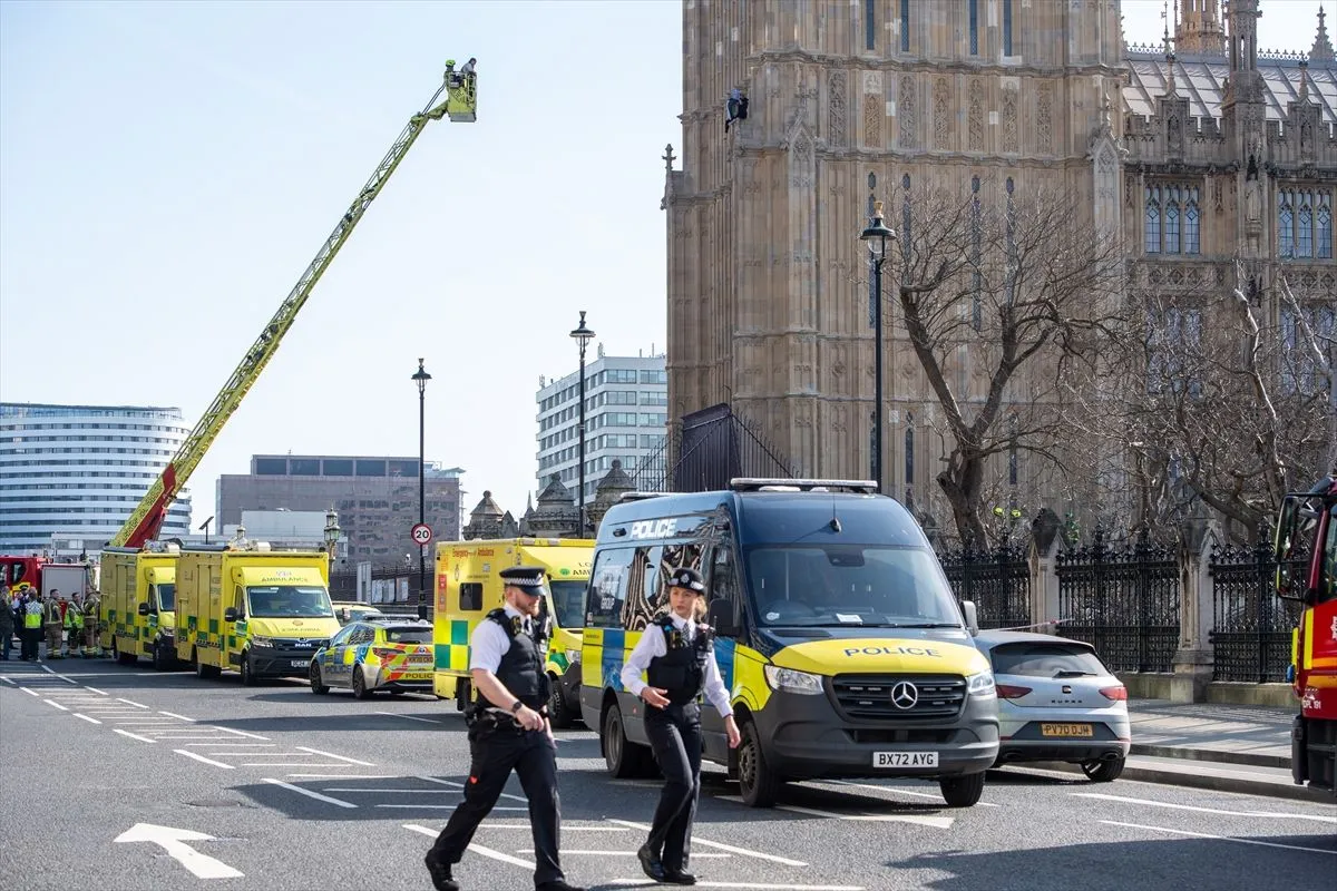 Londra'da bir gösterici Filistin bayrağıyla Big Ben'e tırmandı