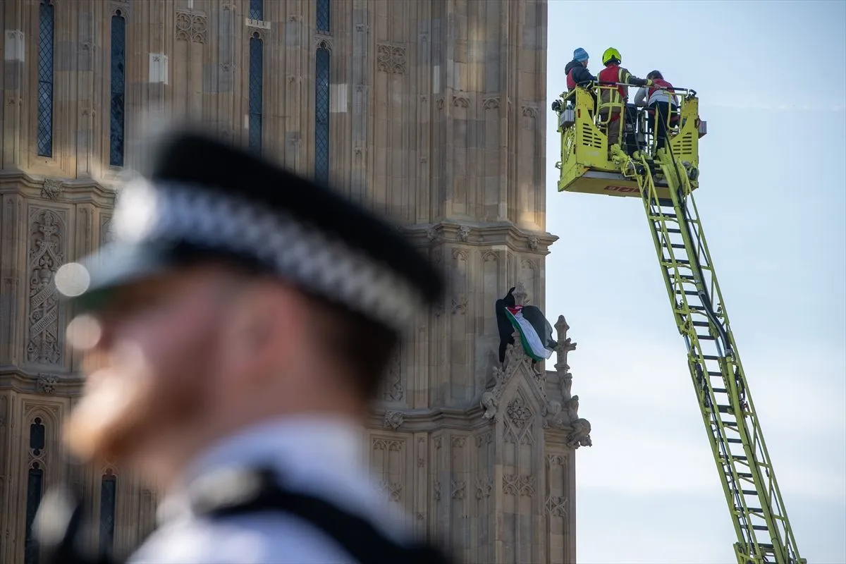 Londra'da bir gösterici Filistin bayrağıyla Big Ben'e tırmandı