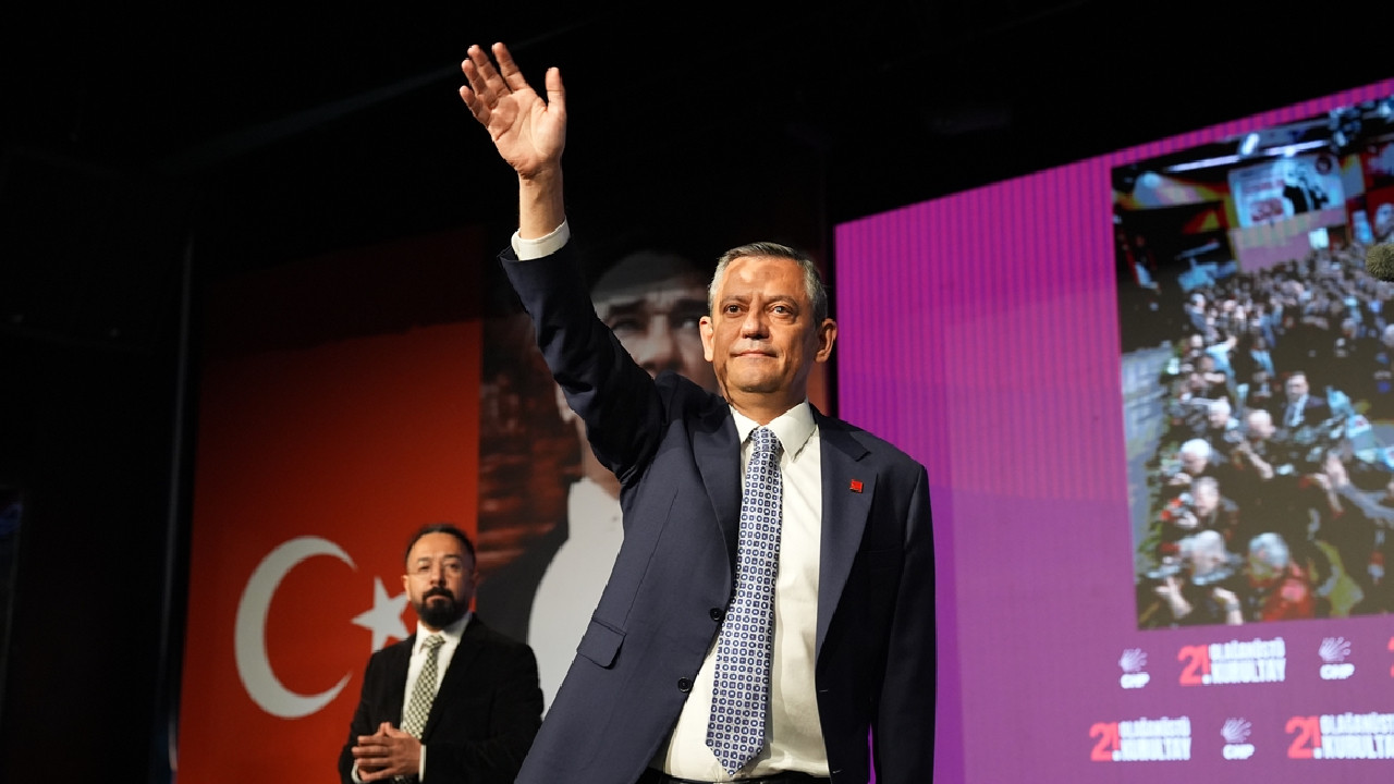 Özel, CHP kurultayında konuşuyor: Türkiye'yi seçimden korkan bir cunta yönetiyor