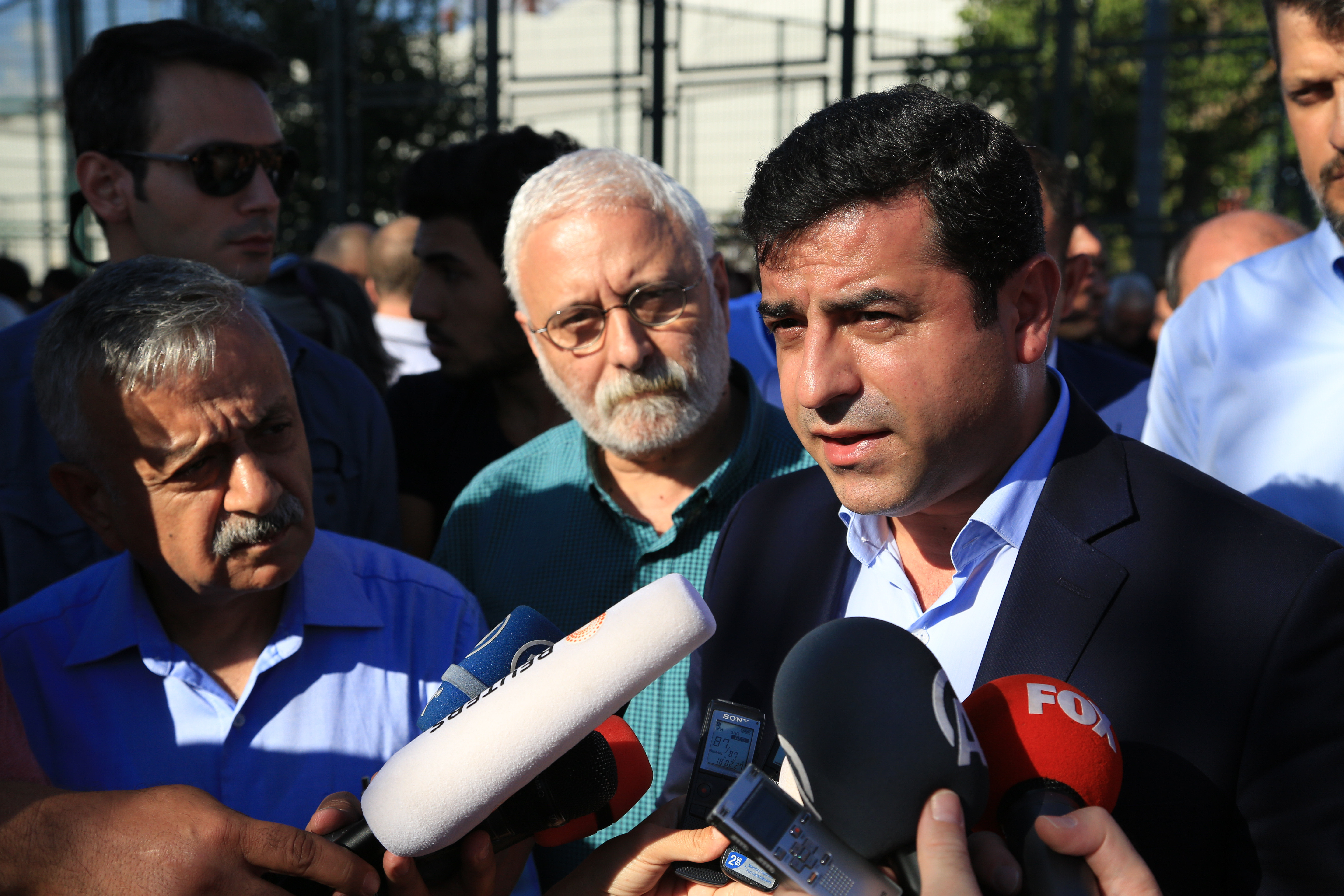 Demirtaş'tan Önder'e mektup: Asla vazgeçmezsin, tek isteğin ölmeden önce barışı görmektir