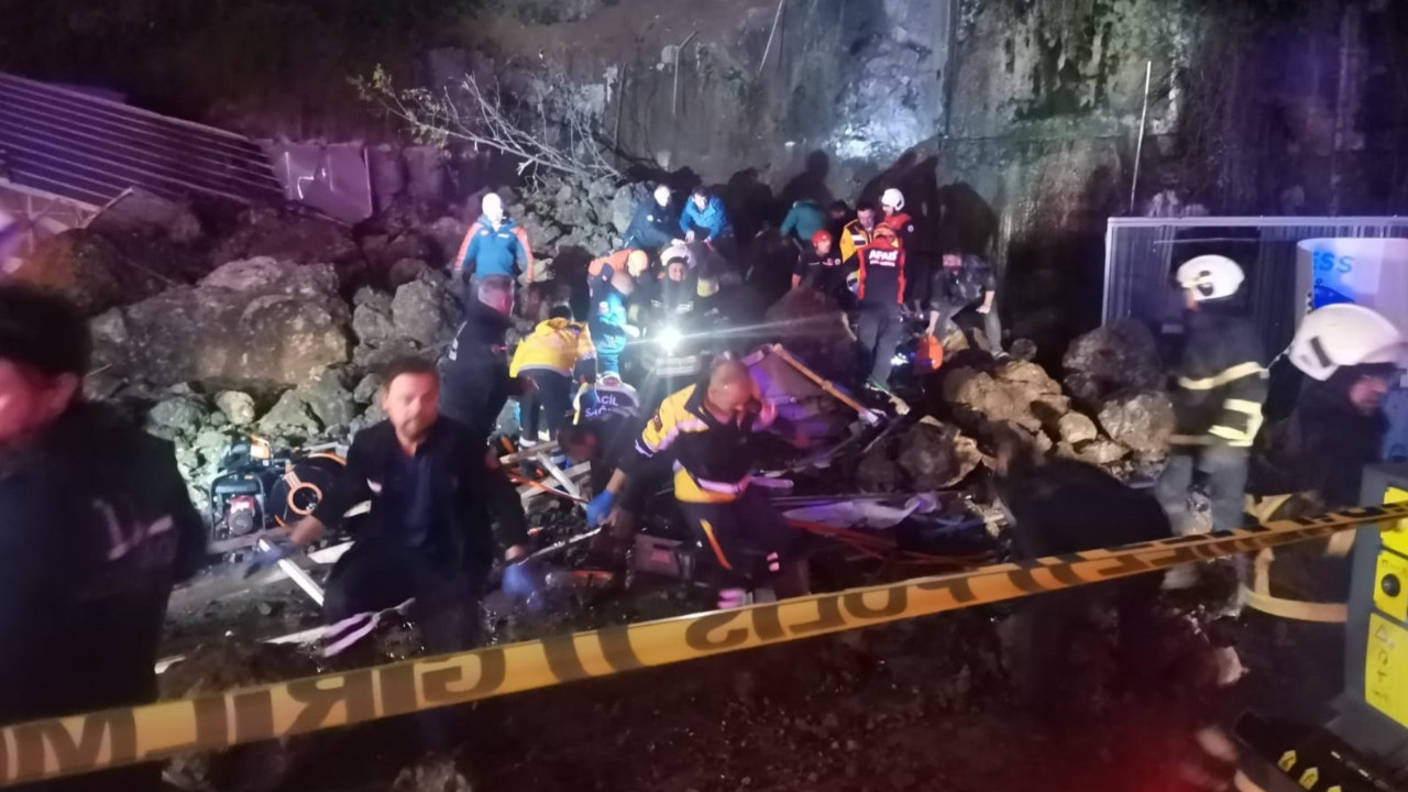 Samsun'da heyelan meydana geldi: 4 kişilik ailenin bulunduğu araç kaya parçalarının altında kaldı