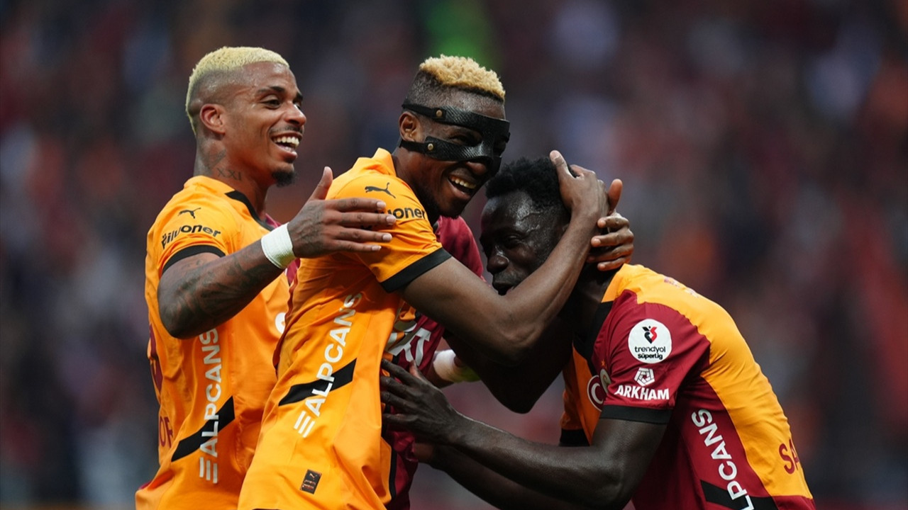 Galatasaray, Sivasspor'u ilk yarım saatte attığı 4 golle geçti