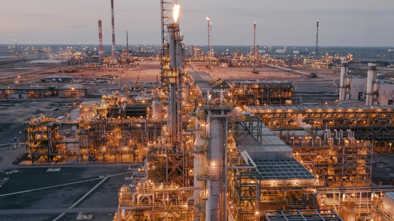 Petrol fiyatları düşerken OPEC+ neden üretimi artırıyor?