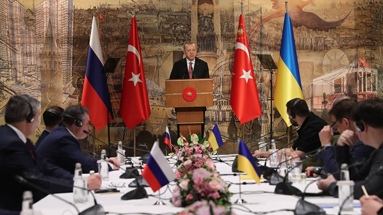 Erdoğan hem Putin hem de Macron'la görüştü: İstanbul barış müzakerelerine hazır