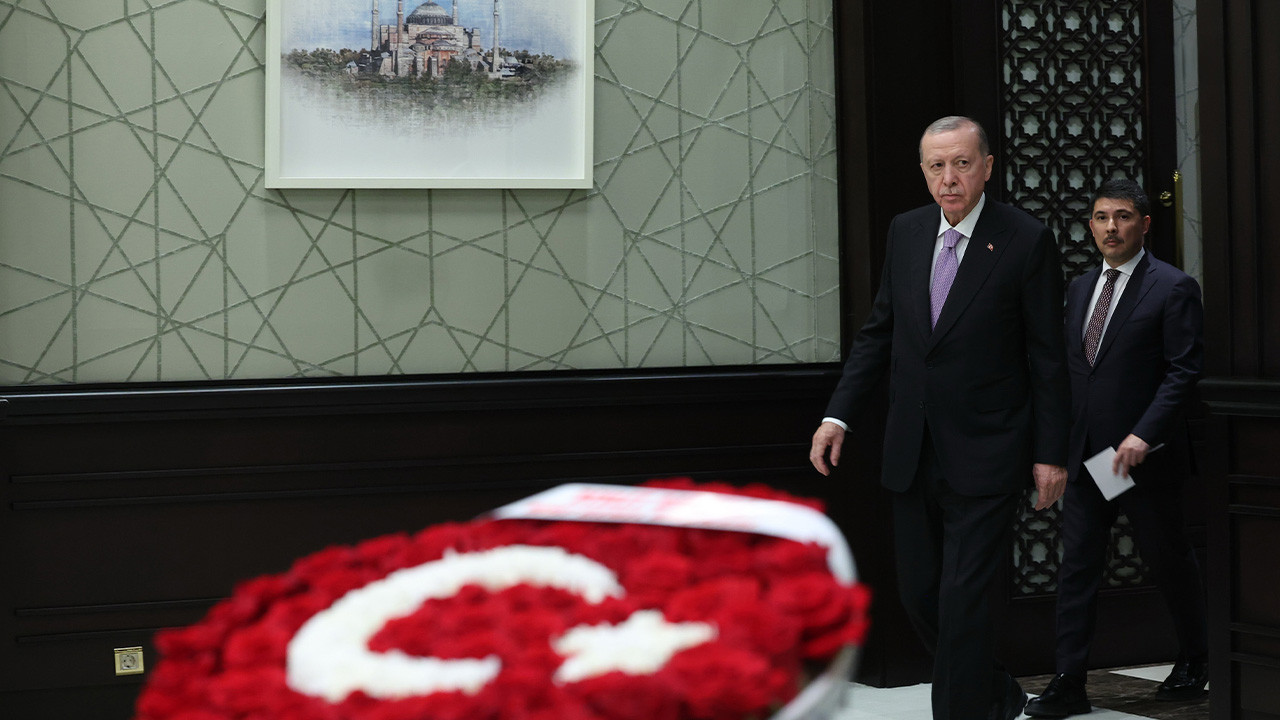 Devlet Bahçeli kabine toplantısına Türk bayrağı motifli gül aranjmanı gönderdi