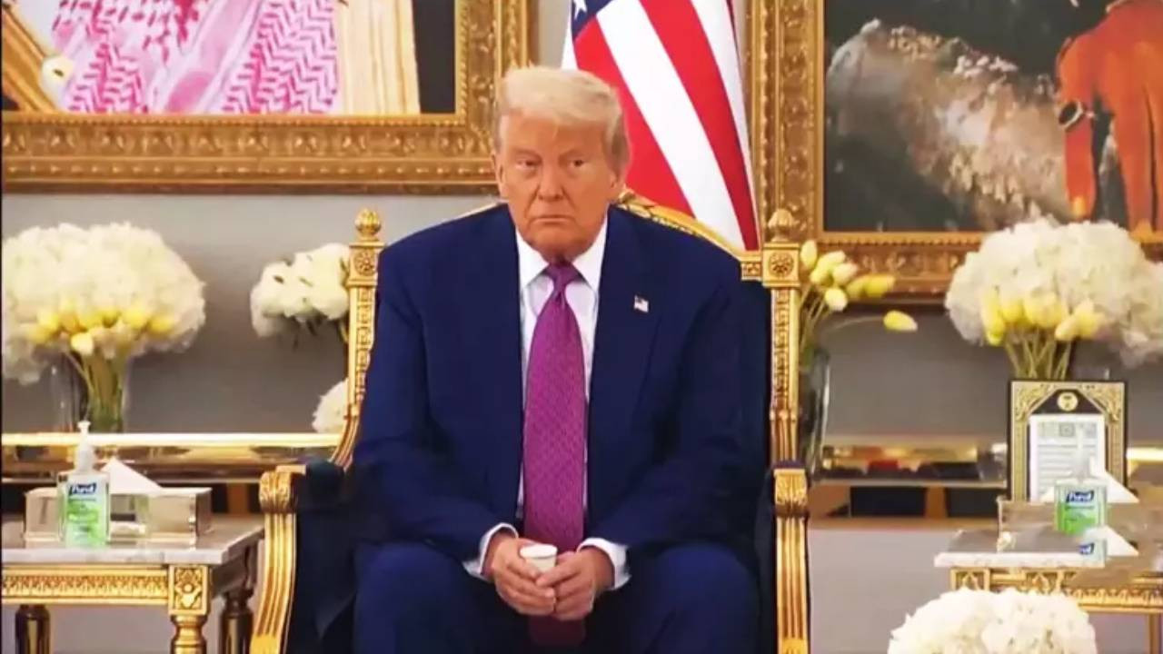 Tarihi ziyarete damga vuran görüntü: Selman'ın ikram ettiği kraliyet kahvesini Trump içmedi