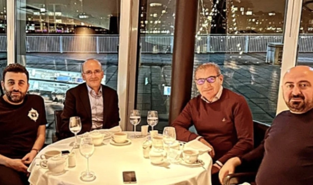 Mehmet Şimşek'in Londra'da çekildiği iddia edilen ve tartışmaları alevlendiren fotoğrafı