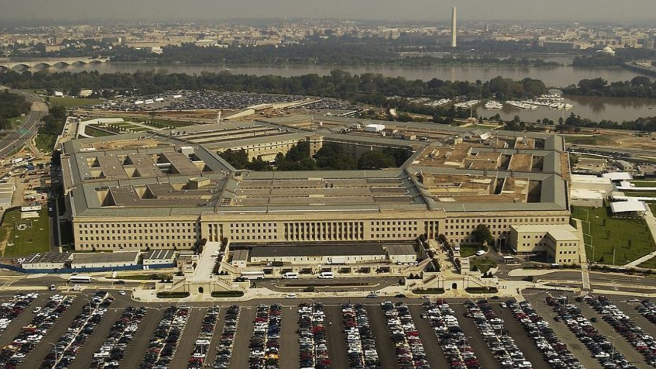 Pentagon'dan bina içinde görev yapan gazetecilere erişim ve dolaşım sınırlaması talimatı