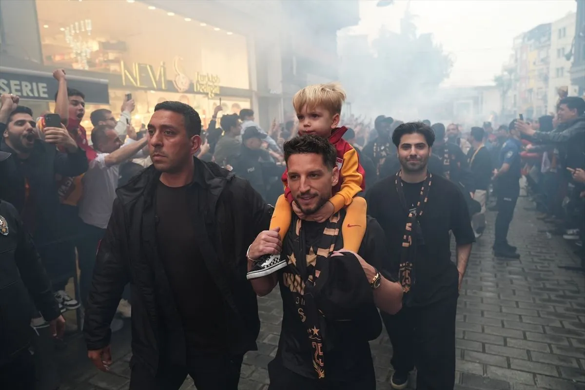 Kupasına kavuştu: Galatasaray 25. şampiyonluğu Yenikapı'da kutladı