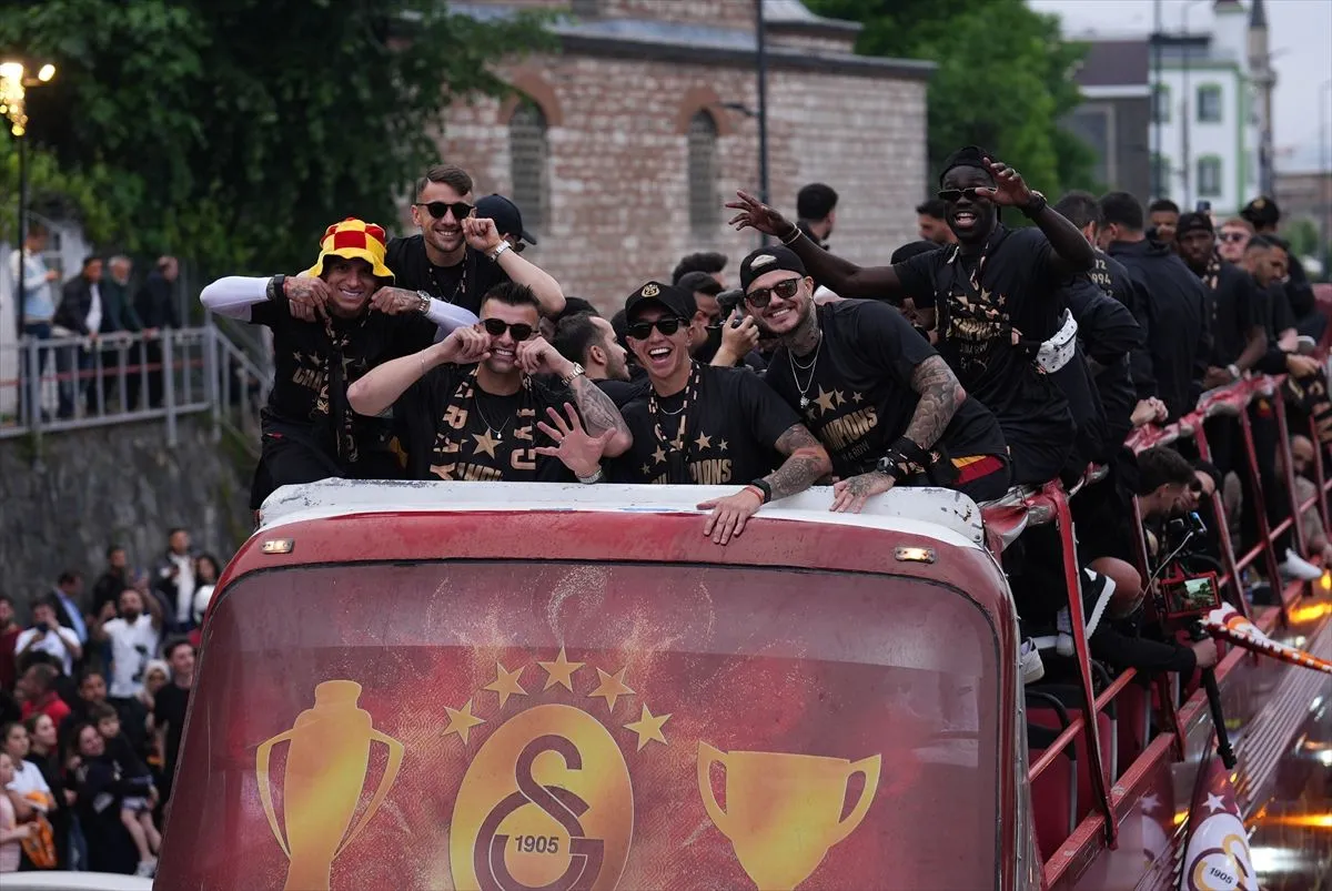 Kupasına kavuştu: Galatasaray 25. şampiyonluğu Yenikapı'da kutladı