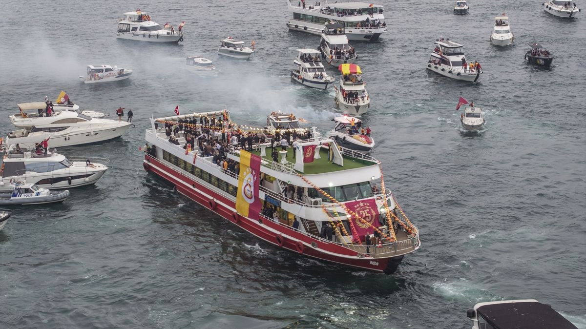 Kupasına kavuştu: Galatasaray 25. şampiyonluğu Yenikapı'da kutladı