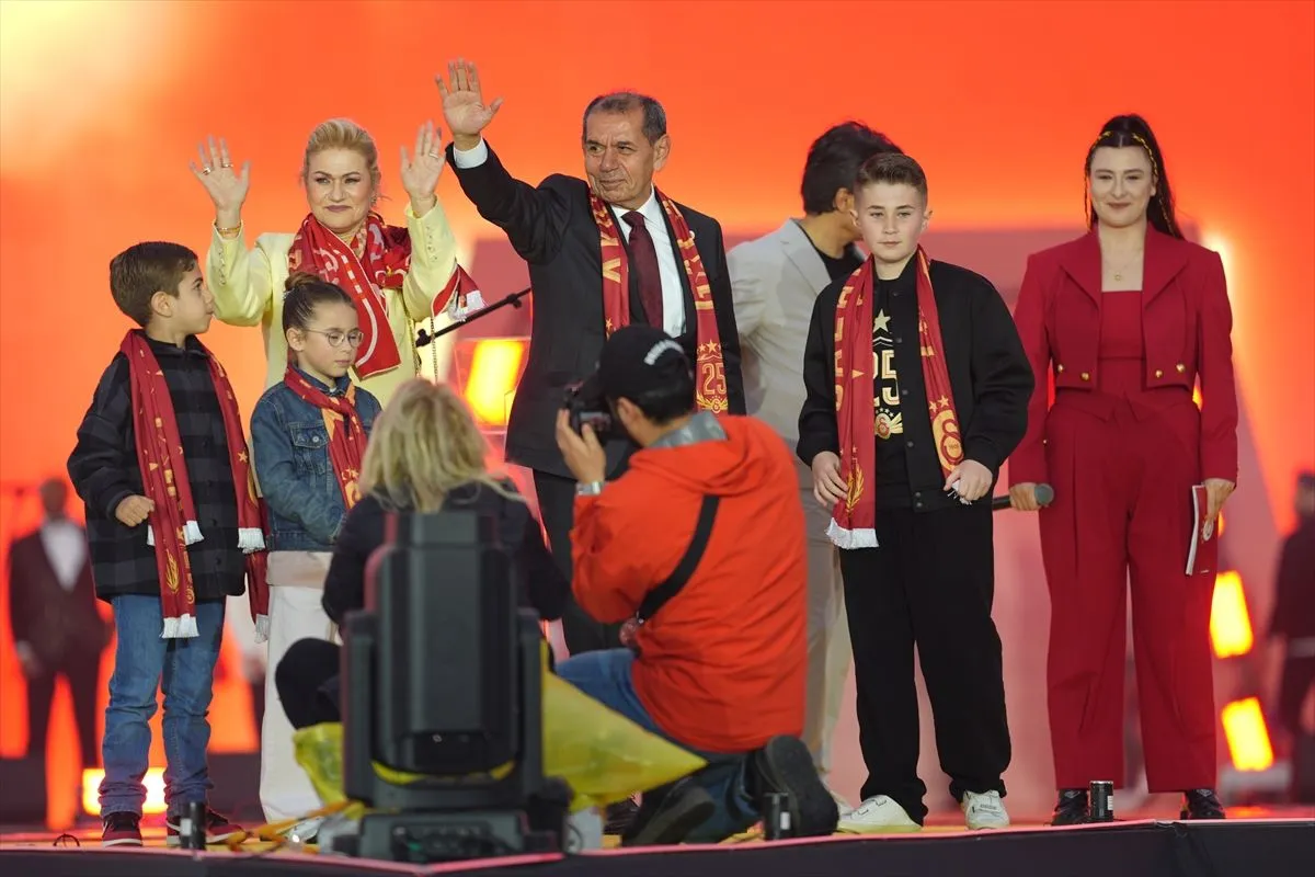 Kupasına kavuştu: Galatasaray 25. şampiyonluğu Yenikapı'da kutladı
