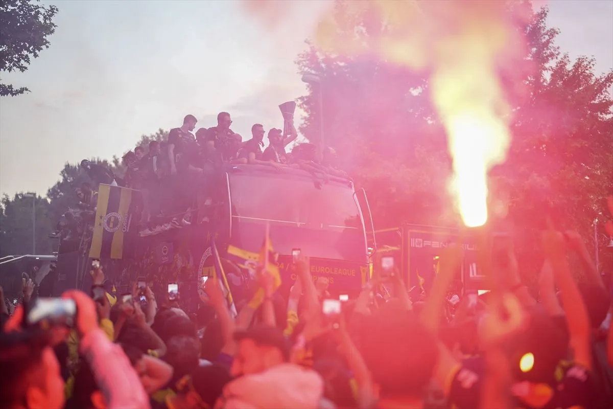 Fenerbahçe Beko EuroLeague şampiyonluğunu taraftarıyla kutladı
