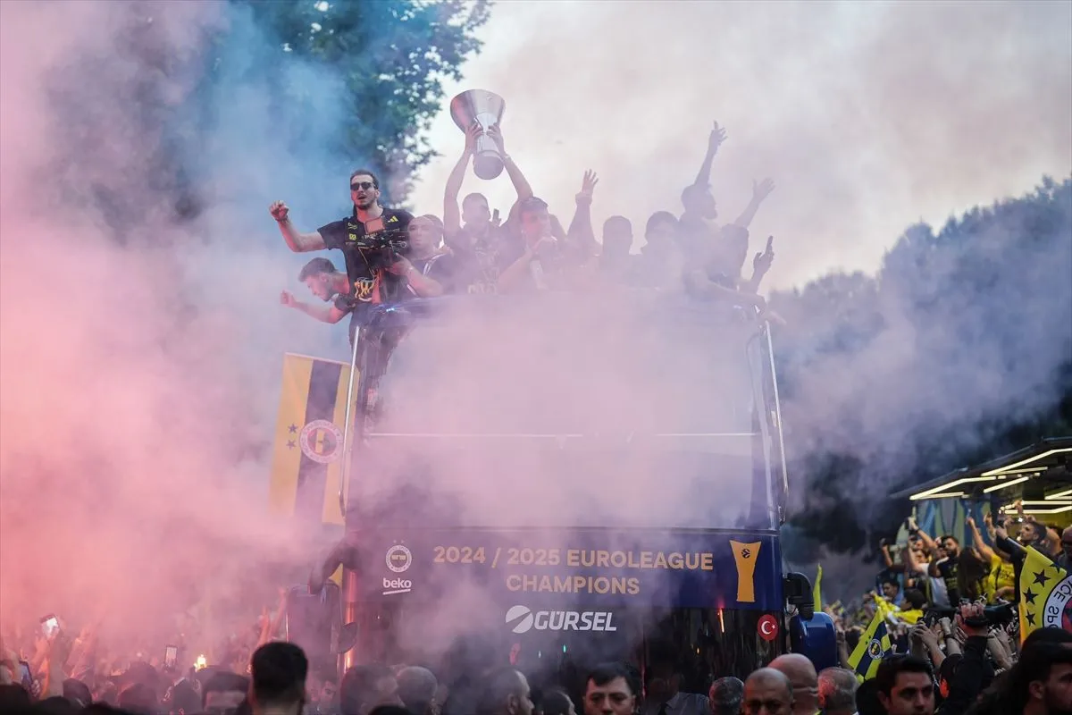Fenerbahçe Beko EuroLeague şampiyonluğunu taraftarıyla kutladı