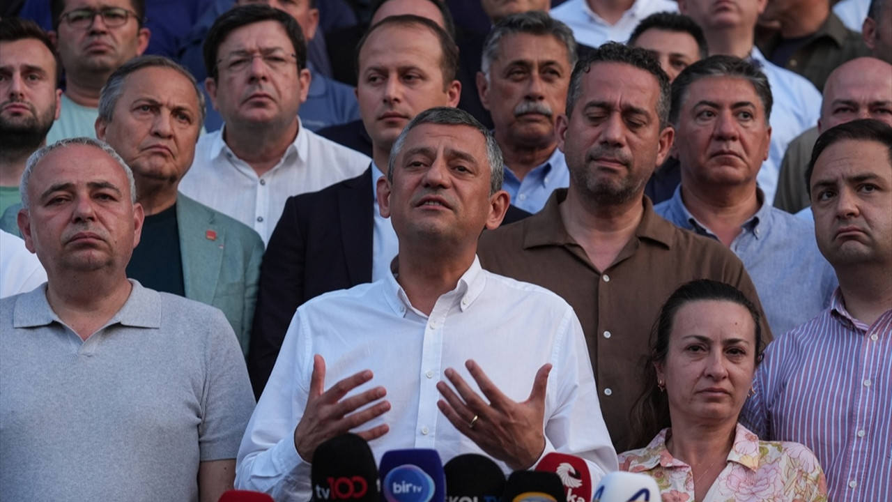Özgür Özel'den hastane önünde açıklama: Bambaşka bir insanı kaybettik, aklımın, kalbimin yarısını kaybettim