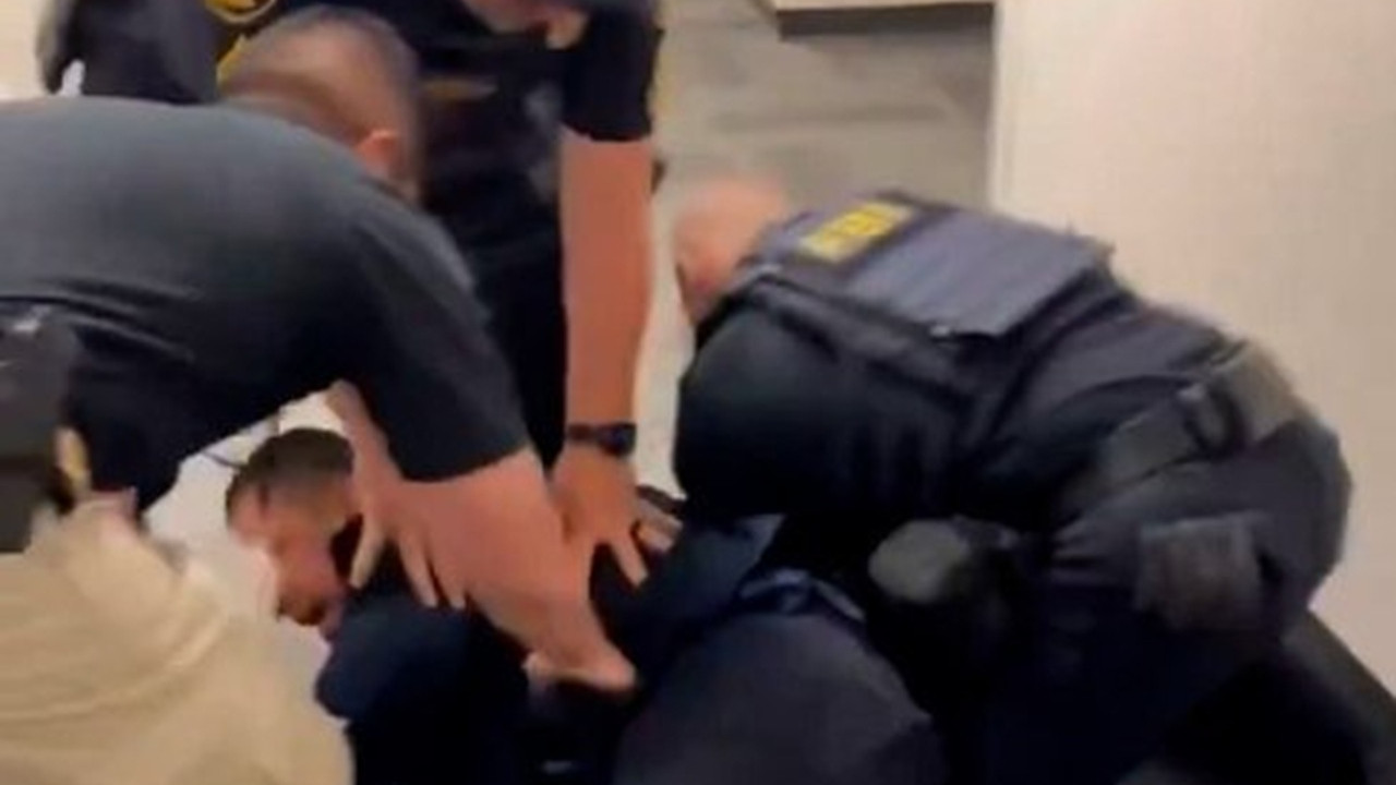 ABD'de İç Güvenlik Bakanı'na soru sormak isteyen senatöre ters kelepçe