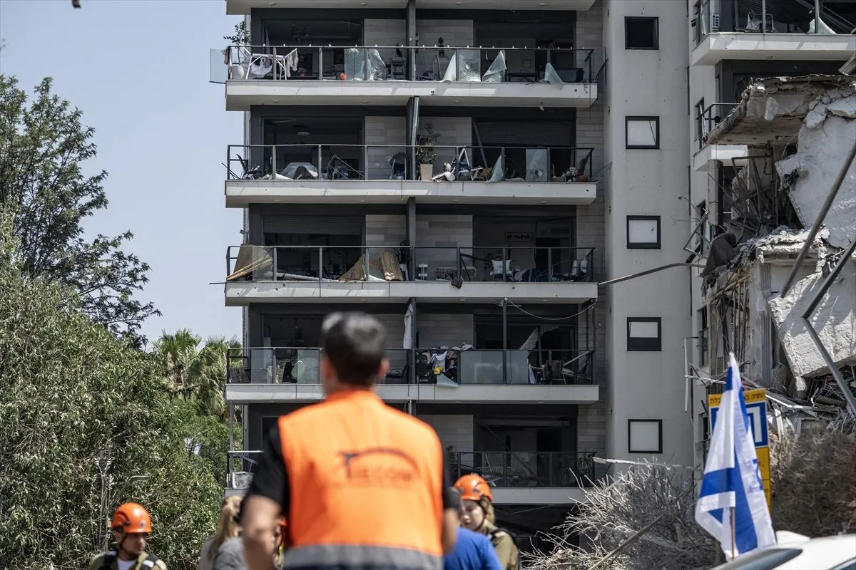 İran'dan atılan füzeler Tel Aviv ve Ramat Gan'da hasara yol açtı