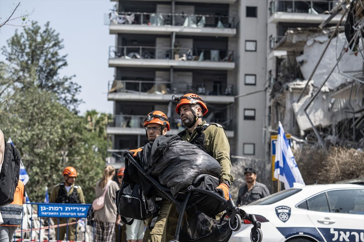 İran'dan atılan füzeler Tel Aviv ve Ramat Gan'da hasara yol açtı