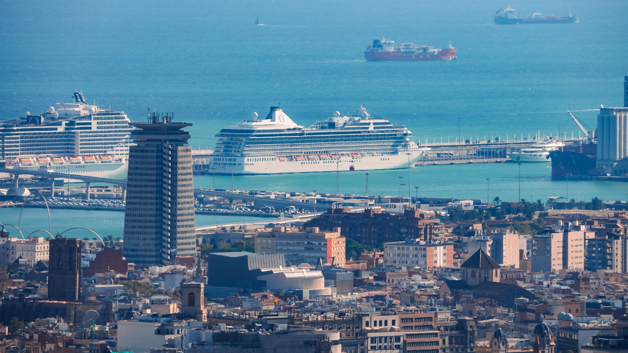 “Turistler eve dönün” : Barselona, yolcu gemisi limanının iki terminalini kapatıyor