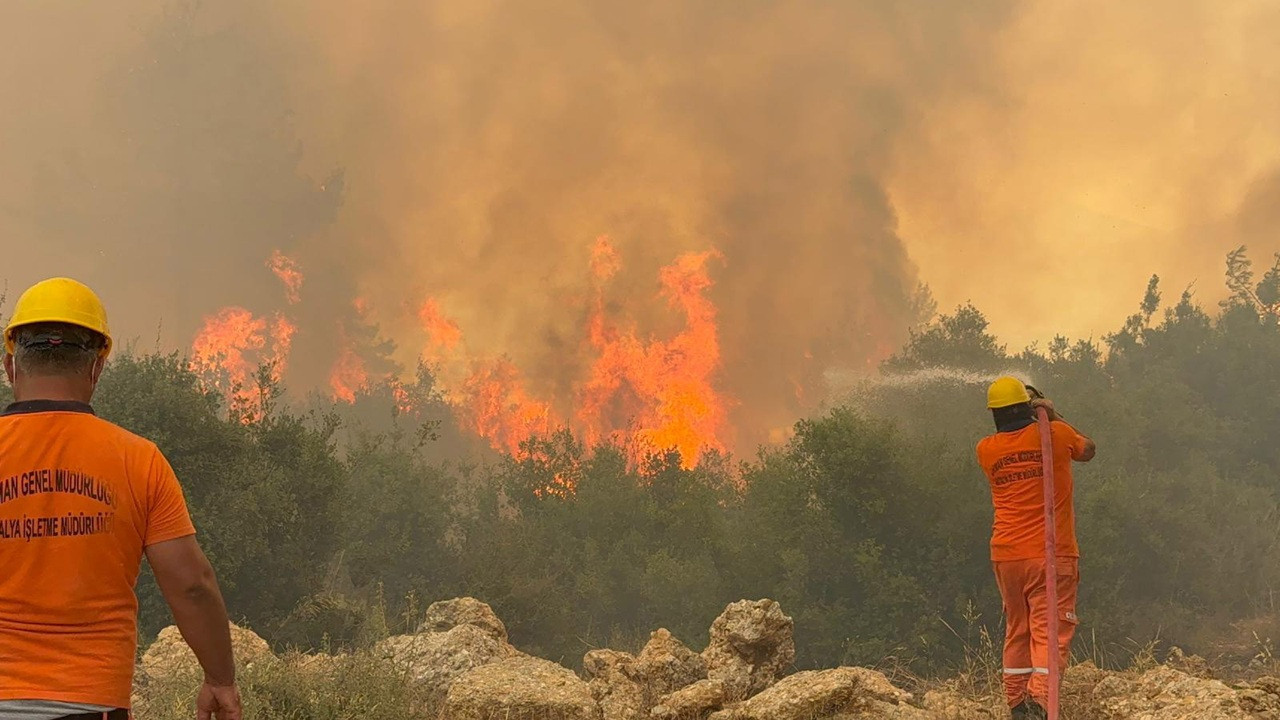 Müdahale sürüyor: Antalya'nın 3 ilçesinde orman yangını