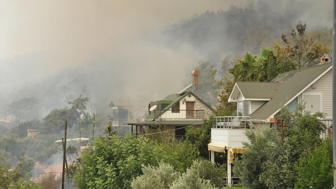 Mersin Silifke'deki orman yangını nedeniyle dört mahalle tahliye edildi