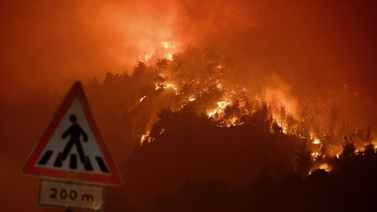 Karabük'te alevlerle mücadele sürüyor: 18 köy, 50 mahalle tahliye edildi