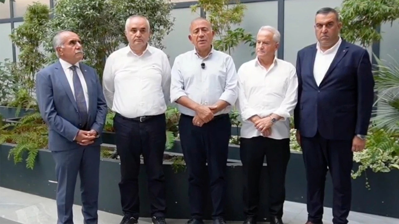 CHP İstanbul il yönetimine atanan kayyım heyetindeki beş kişiden ikisi çekildi