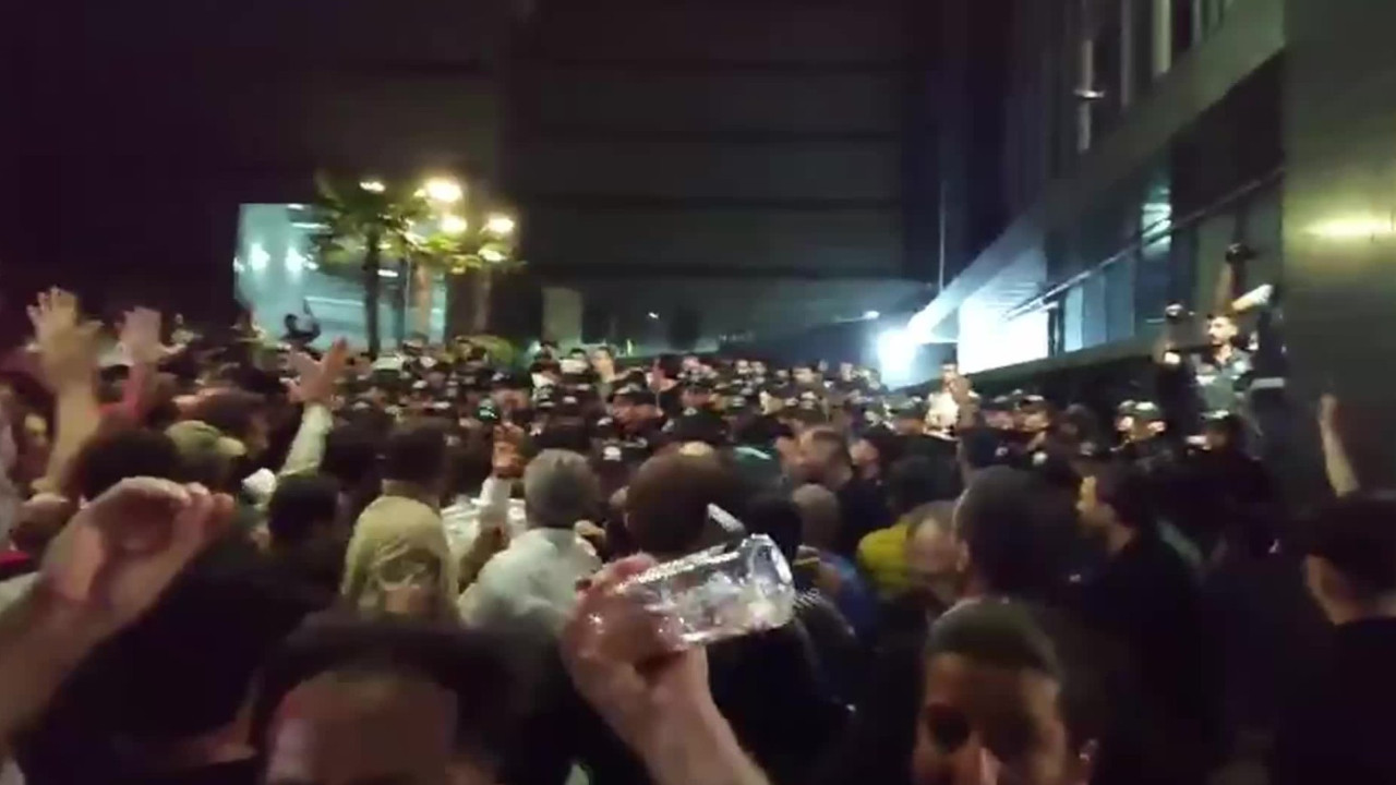 Abluka altındaki CHP İstanbul İl Başkanlığı'na yürüyüş: