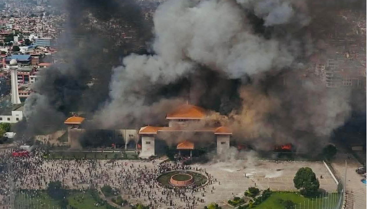 Nepal'de 'Z kuşağı' isyanı: Başbakan istifa etti, parlamento ateşe verildi