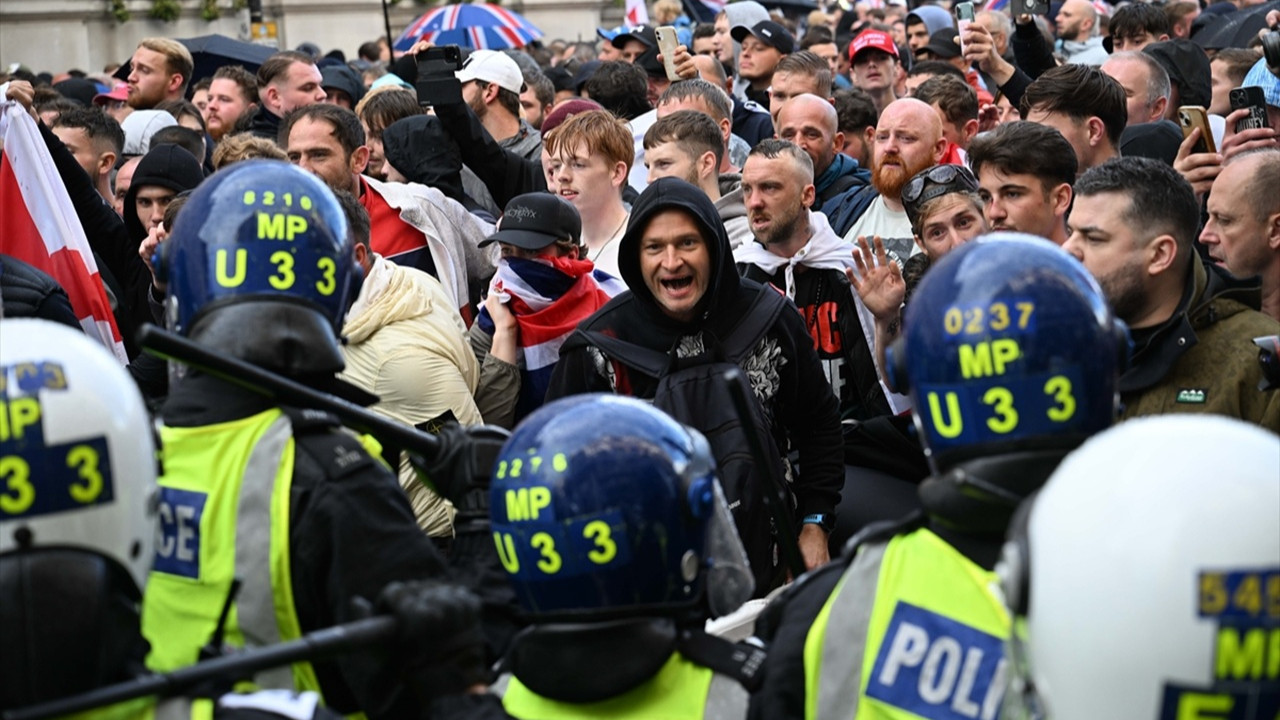 Aşırı sağcılar Londra sokaklarını karıştırdı: Dördü ağır 26 polis yaralandı, 25 kişi gözaltında