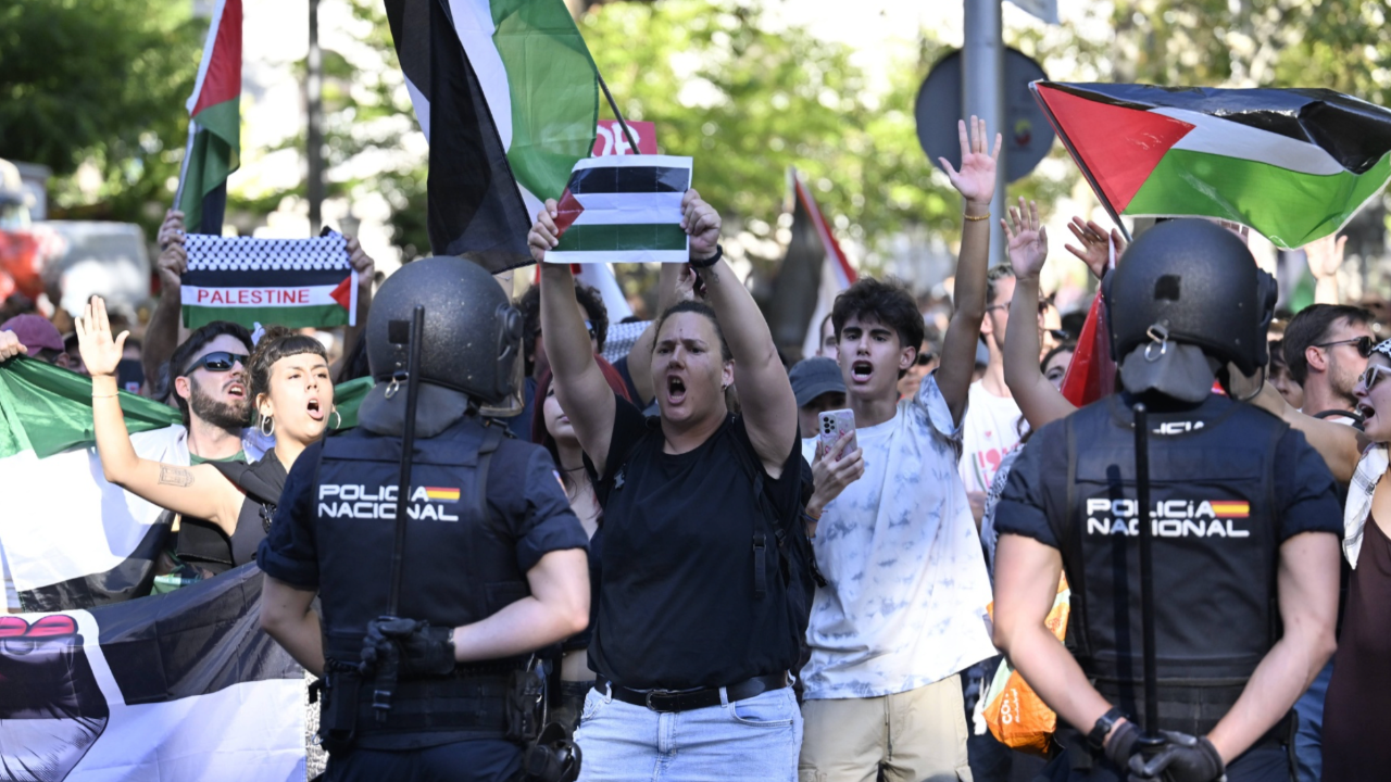 100 bin kişi sokaktaydı: İsrail takımı bisiklet turunda yarıştı, İspanyol siyasetinde kriz çıktı