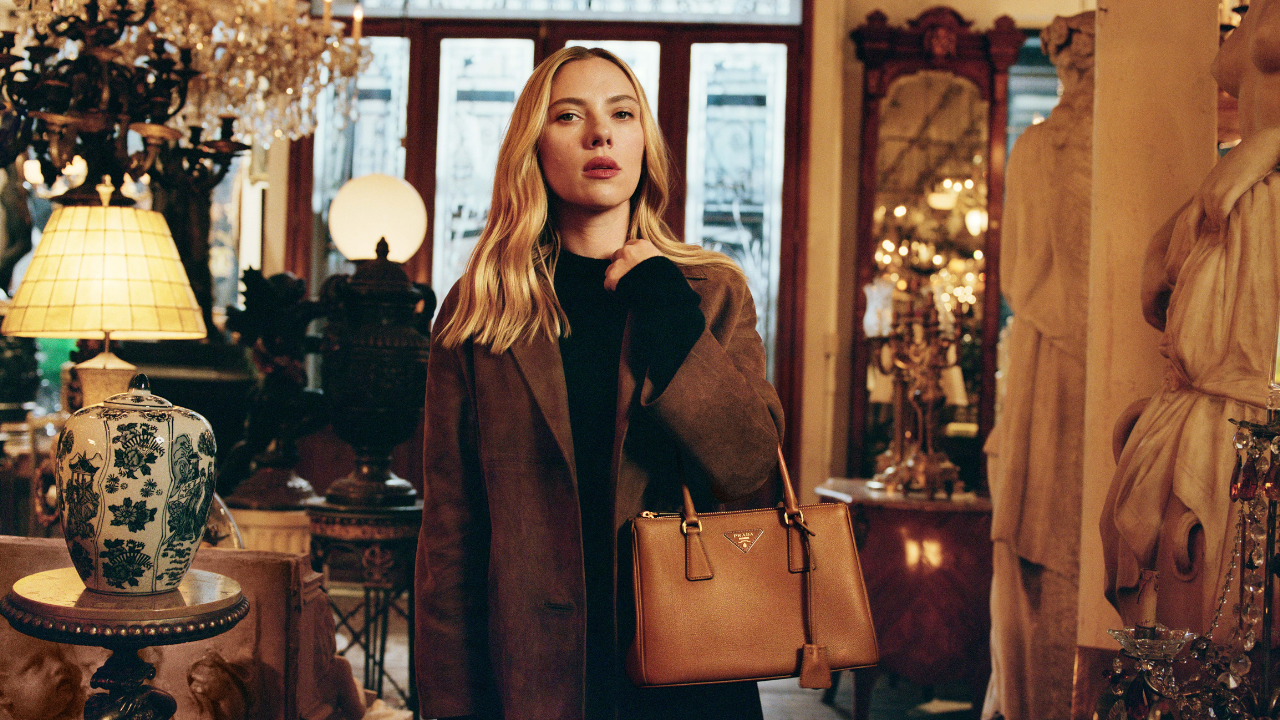 Yorgos Lanthimos, Prada için Scarlett Johansson’u farklı kimliklerle sahneye taşıyor