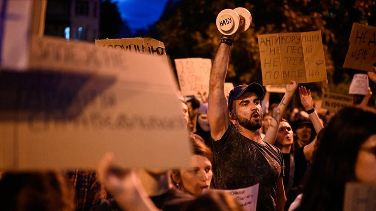 Demokrasiyi kurtarmak için keşke Ukraynalılar gibi mücadele etseydik
