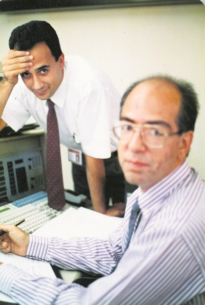 Piyasa dalgalanmaları sona erdiğinde Süreyya Bey klasik müziğe sığınıyordu, biz ise Chris Rea’nın Road to Hell’ini çalıyorduk gümbür gümbür. Öğlenleri Havuzlu Çiçek lokantasında lahana sarması yemeye, işler kötü gittiğinde Canlı Balık lokantasında iki kadeh atıp dertleşmeye yani “Dinozor yapmaya” gidiyorduk. Tetris’te tek rakibim oydu.