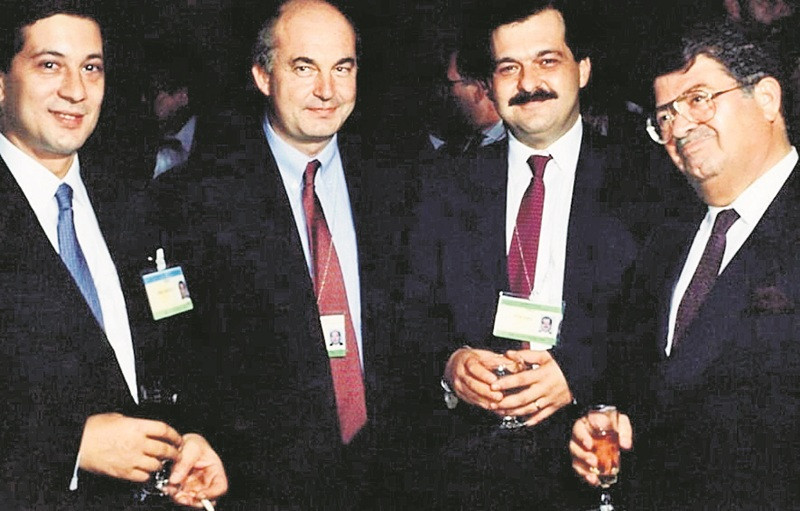 Türkiye ekonomosine damga vuran isimlerden Rüşdü Saracoğlu, Kemal Derviş, Ercan Kumcu ve Turgut Özal o dönemlerde çok önem verilen IMF-Dünya Bankası zirvelerinden birinde...