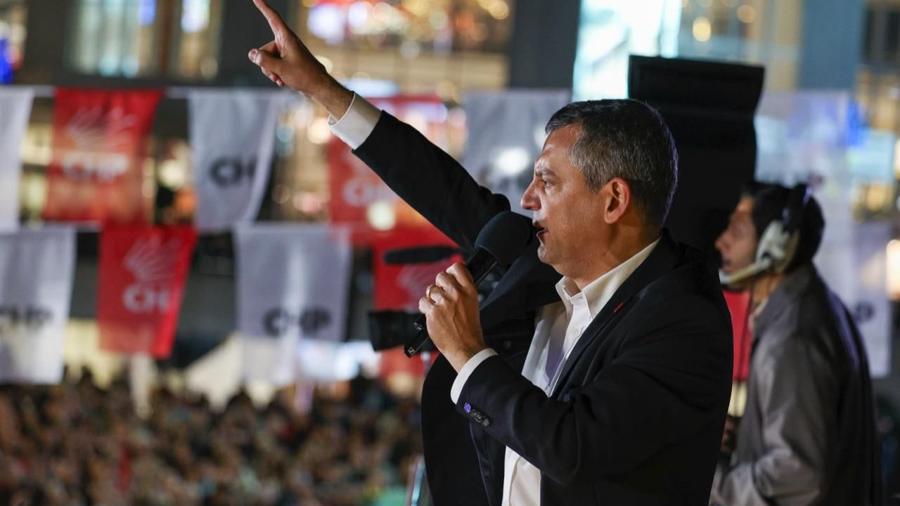 Özgür Özel'den ünlülere yönelik operasyona tepki: Konut güvenliğine saldırı ve itibar suikastı