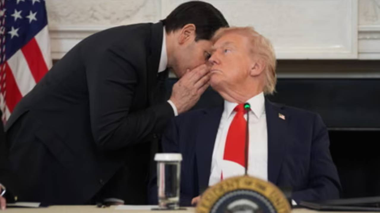 Rubio, kulağına fısıldadı, Trump toplantıyı yarıda kesti: Dünya o anları konuşuyor