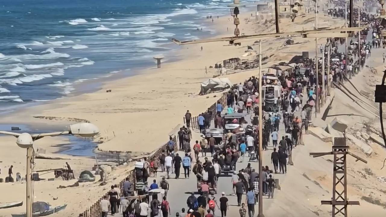 Ateşkes sonrası binlerce insan Gazze'ye yürüyor