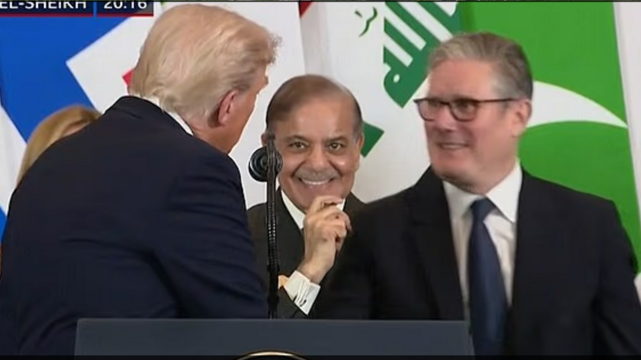 Kürsüye çıkmaya çalıştı: Trump'ı yanlış anlayan İngiltere Başbakanı zor durumda kaldı