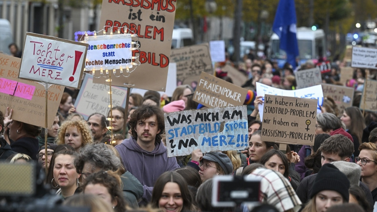 Almanya Başbakanı Merz'e partisi önünde protesto: 'Şehir manzarası sorunu yok, ırkçılık sorunu var'