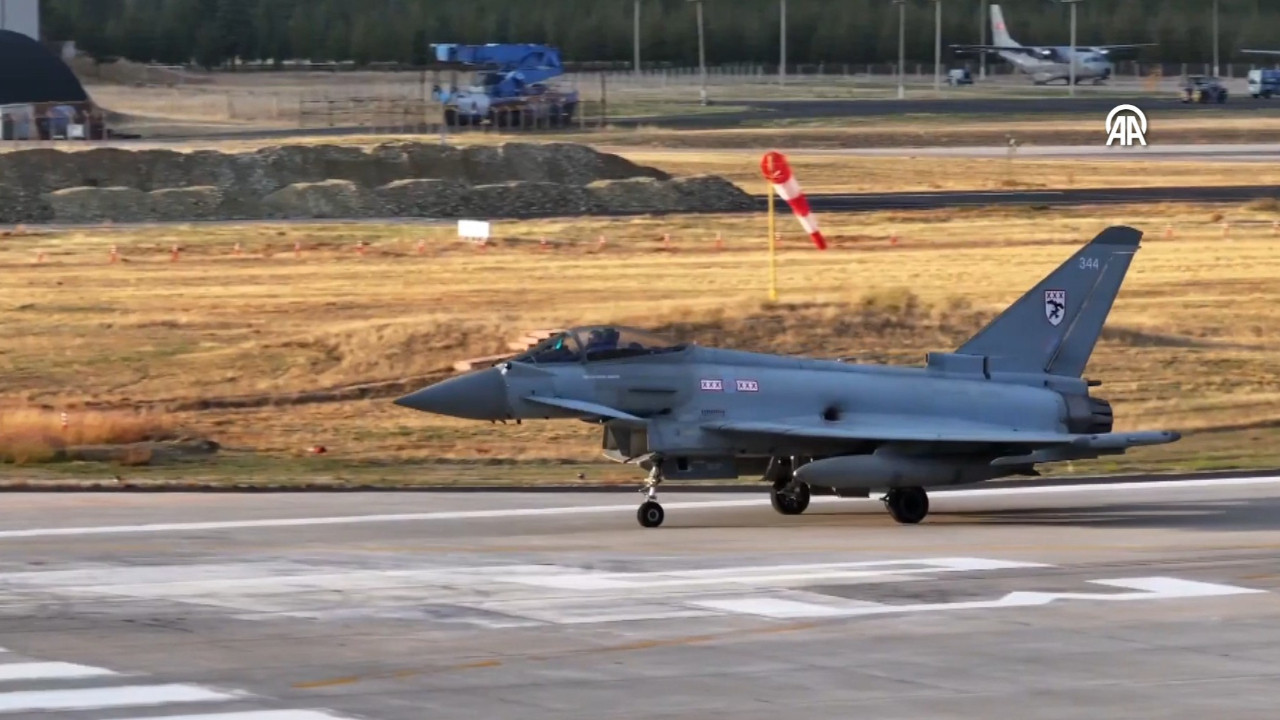 Eurofighter savaş uçaklarını Türk hava sahasında F-16'lar karşıladı
