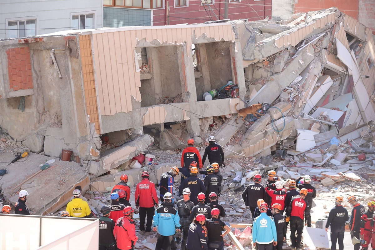 Gebze'de 7 katlı bina çöktü: 2 kişinin cansız bedeni çıkarıldı, 3 kişi enkaz altında Gebze'de 7 katlı bina çöktü: 2 kişinin cansız bedeni çıkarıldı, 3 kişi enkaz altında