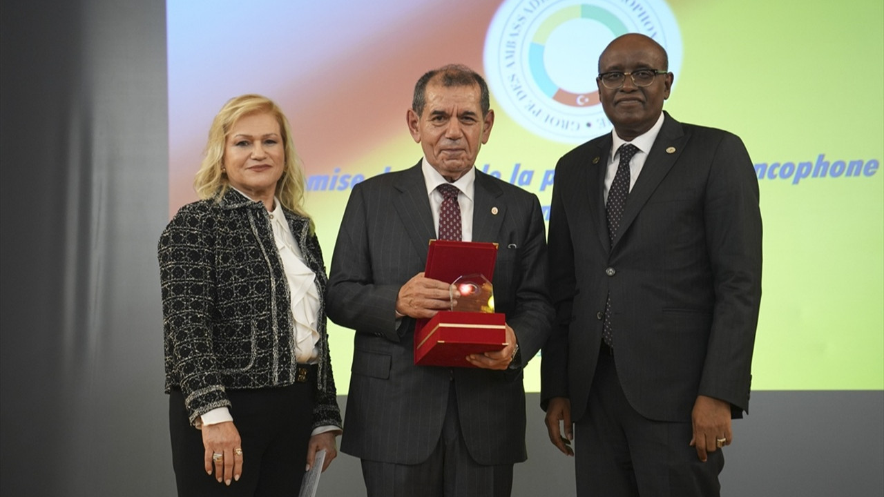 Dursun Özbek'e 2025 Yılının Frankofon Kişiliği Ödülü verildi