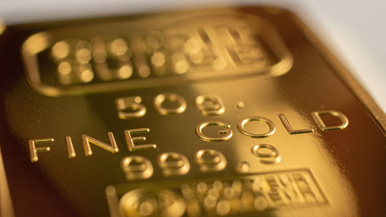 Altın yeniden zirveye tırmanıyor: Ons 4.200 doları aştı, gram 5.700 TL’yi geçti