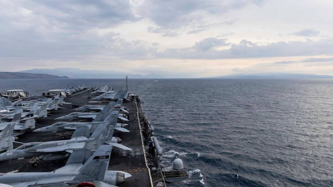 ABD'nin en büyük uçak gemisi Venezuela'da: 200 bin askere 'savaş emri' gitti