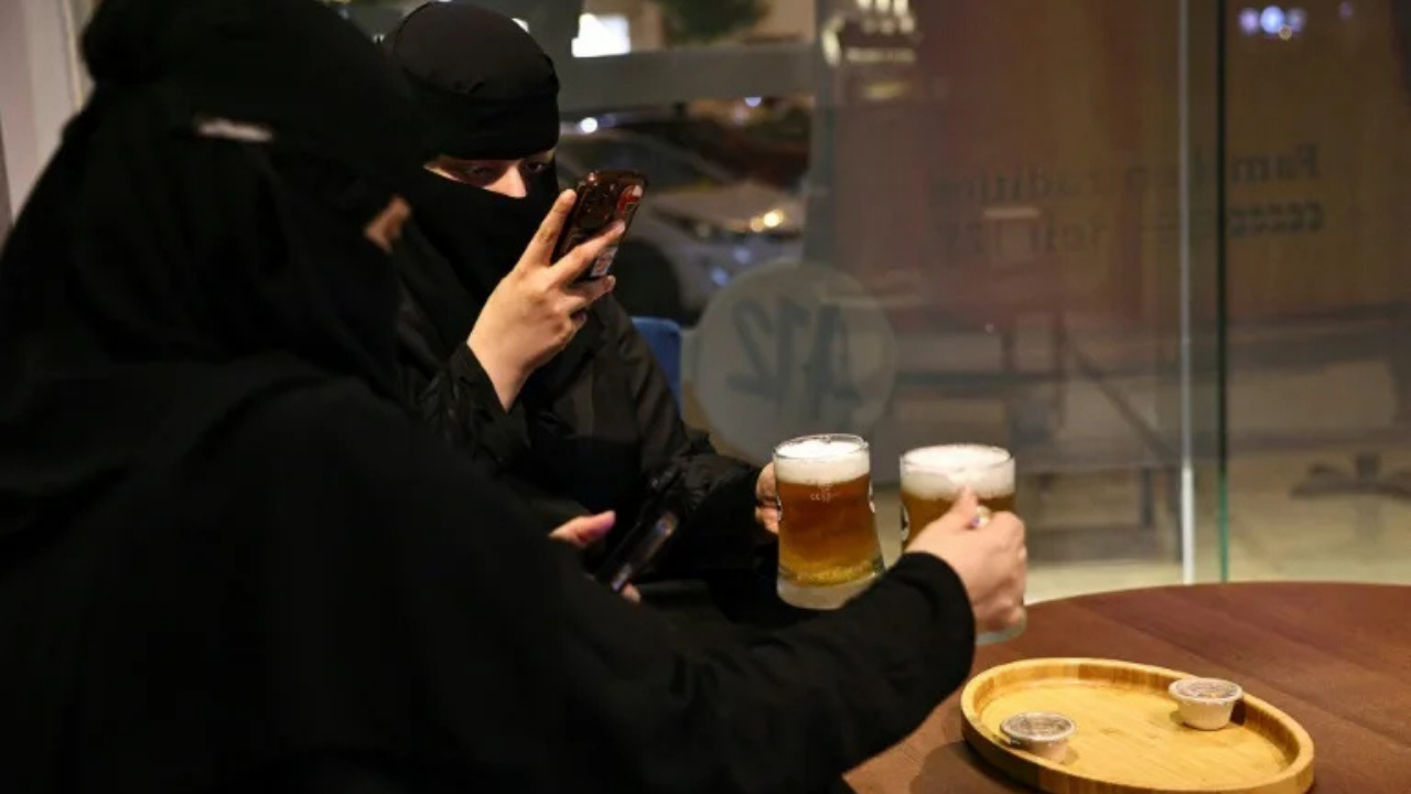 Riyad’da alkolsüz 'pub' deneyimi: 'Yer fıstığı ve bira', ama sıfır alkol