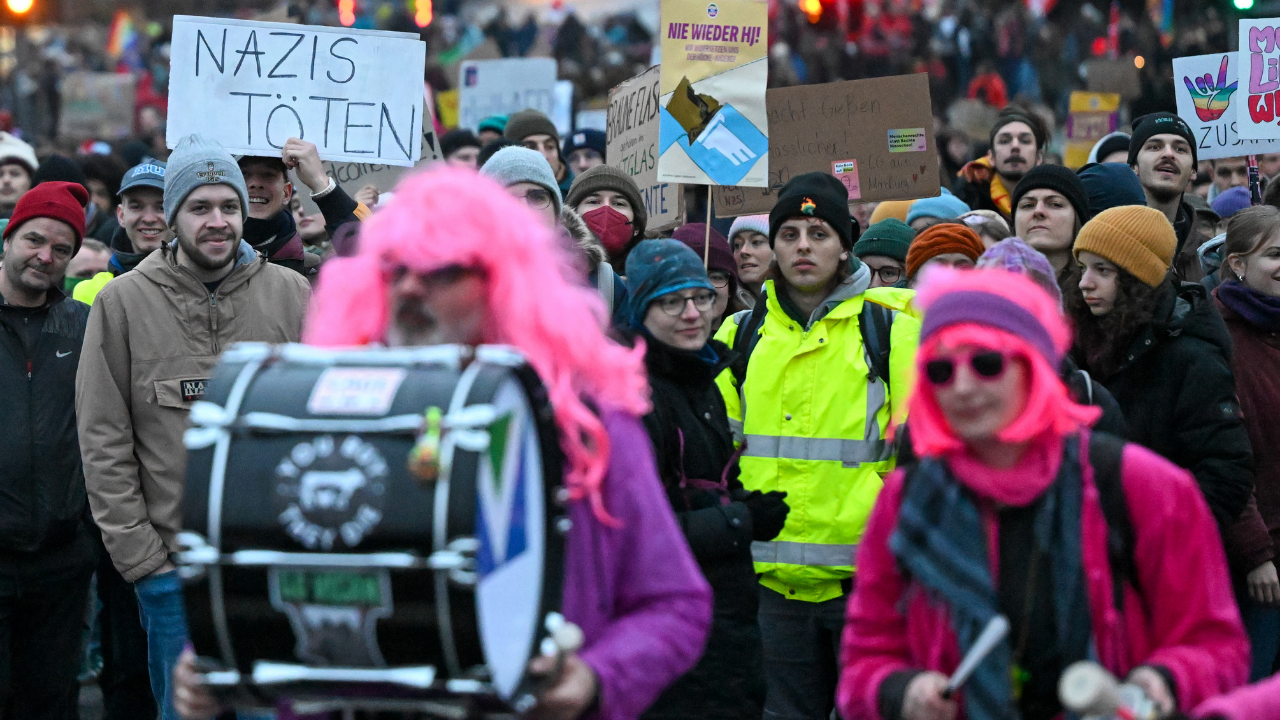 Almanya'da aşırı sağ karşıtı protestolar: Eylemciler yolları kapattı
