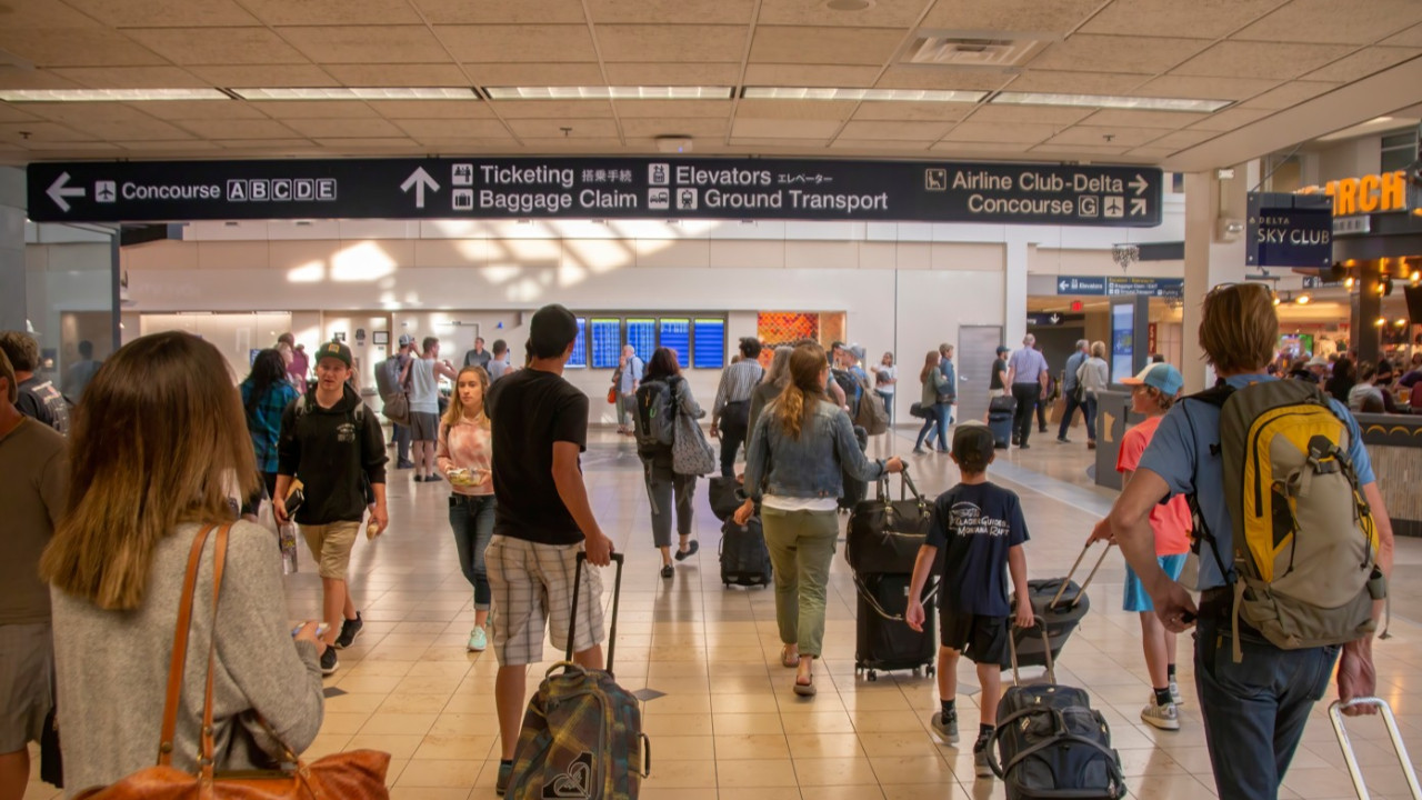 ABD'ye giren turistlere yeni sert kurallar geliyor: Beş yıllık sosyal medya geçmişi ve telefon kayıtları istenecek