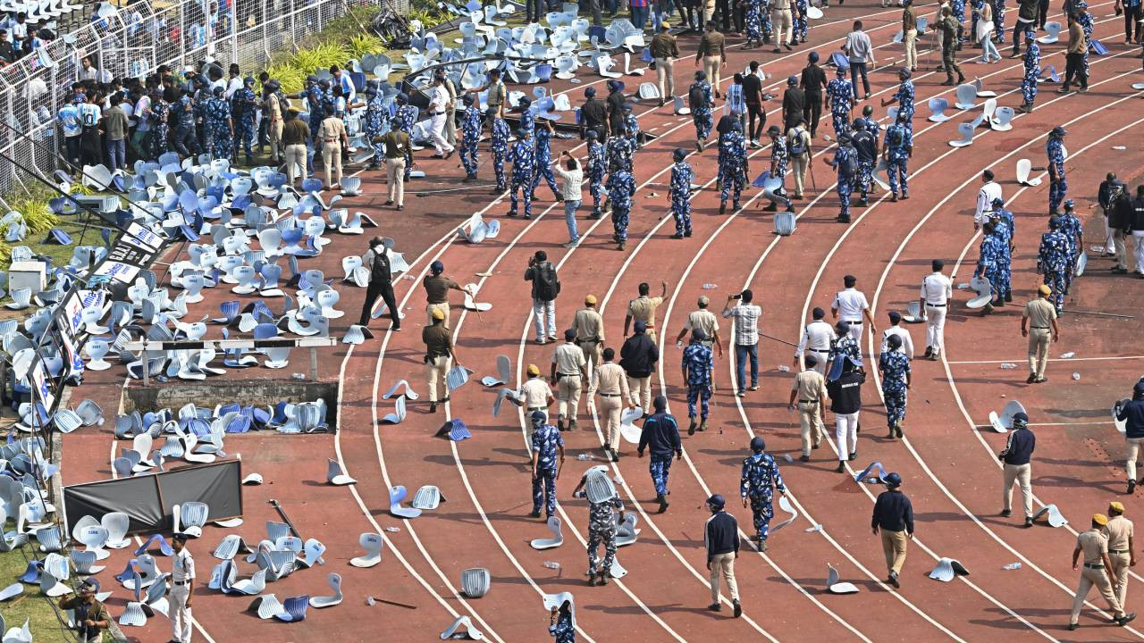 Hindistan'da Messi kaosu: Taraftarlar sahayı bastı, organizatör gözaltında